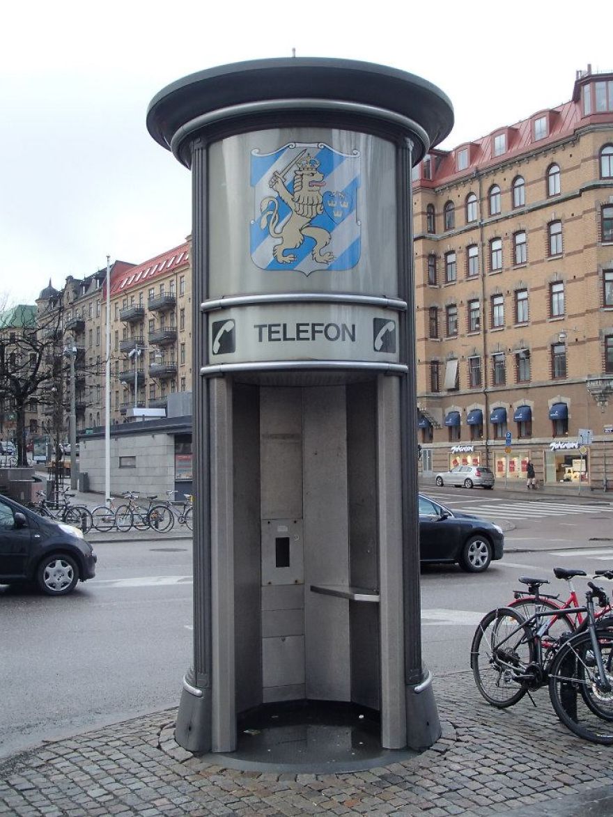 I Travel Around The World And Photograph Payphones Before They Are Gone