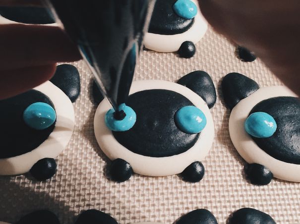 Learn How To Take Macarons To Another Level By Turning Them Into Cats Learn How To Take Macarons To Another Level By Turning Them Into Cats