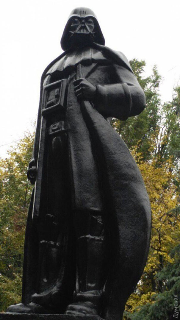 lenin-monument-darth-vader-wifi-odessa-alexander-milov-1 lenin-monument-darth-vader-wifi-odessa-alexander-milov-1