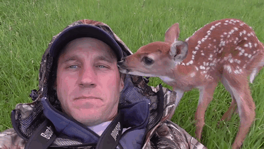 man-saves-injured-baby-deer-animal-friendship-5 man-saves-injured-baby-deer-animal-friendship-5
