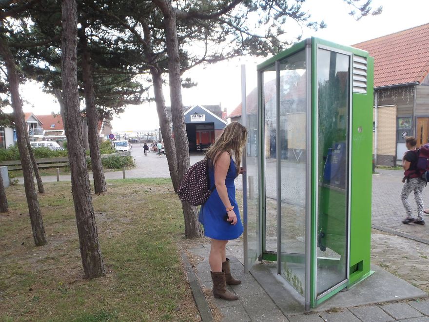 I Travel Around The World And Photograph Payphones Before They Are Gone