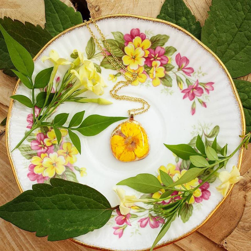 I Preserve The Beauty Of Nature In Eco-Resin Jewelry