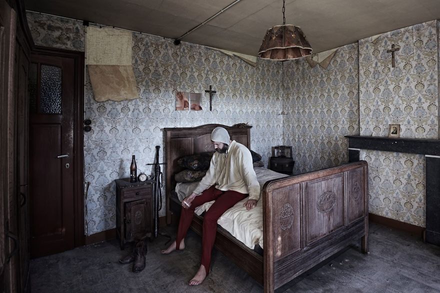 A Knight's Daily Struggle To Fit Into Modern Society A Knight's Daily Struggle To Fit Into Modern Society