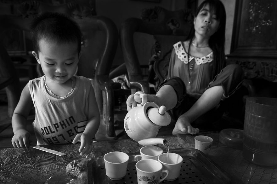 After The War: Vietnamese Girl Born Without Arms Lives Normal Life And Takes Care Of Her Nephew