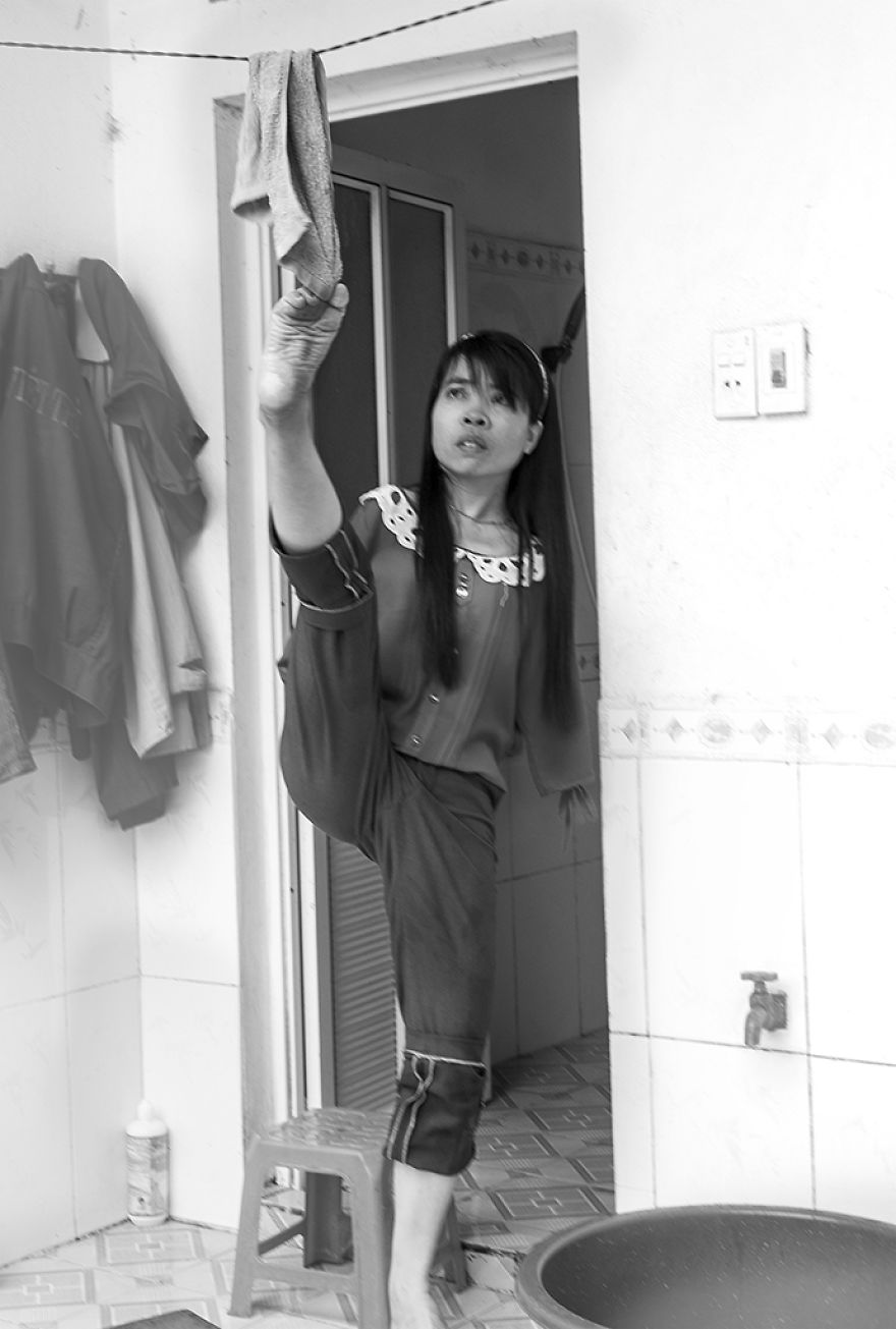 After The War: Vietnamese Girl Born Without Arms Lives Normal Life And Takes Care Of Her Nephew