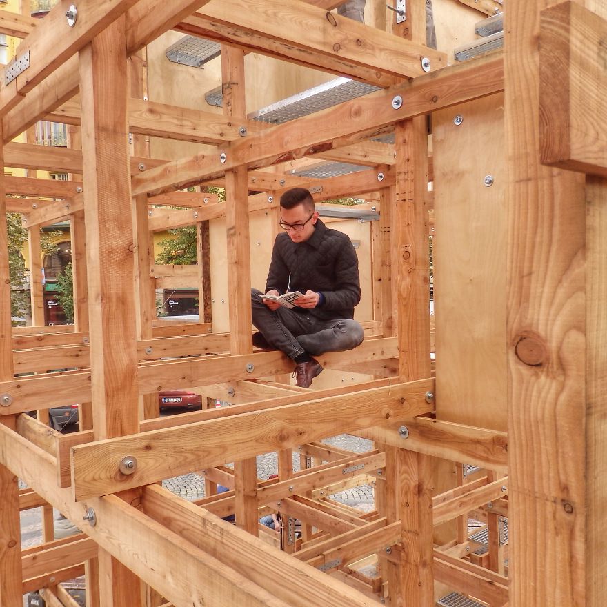 I Show People They Can Read Books Anywhere And Anytime (Part 3) I Show People They Can Read Books Anywhere And Anytime (Part 3)