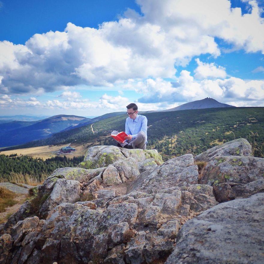 I Show People They Can Read Books Anywhere And Anytime (Part 3) I Show People They Can Read Books Anywhere And Anytime (Part 3)