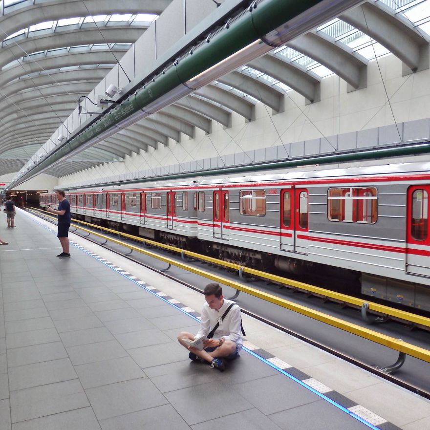 I Show People They Can Read Books Anywhere And Anytime (Part 3) I Show People They Can Read Books Anywhere And Anytime (Part 3)