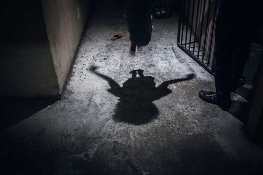 Over 400 People Live In This "Moth" Building After A Shopping Mall Replaced Their Homes