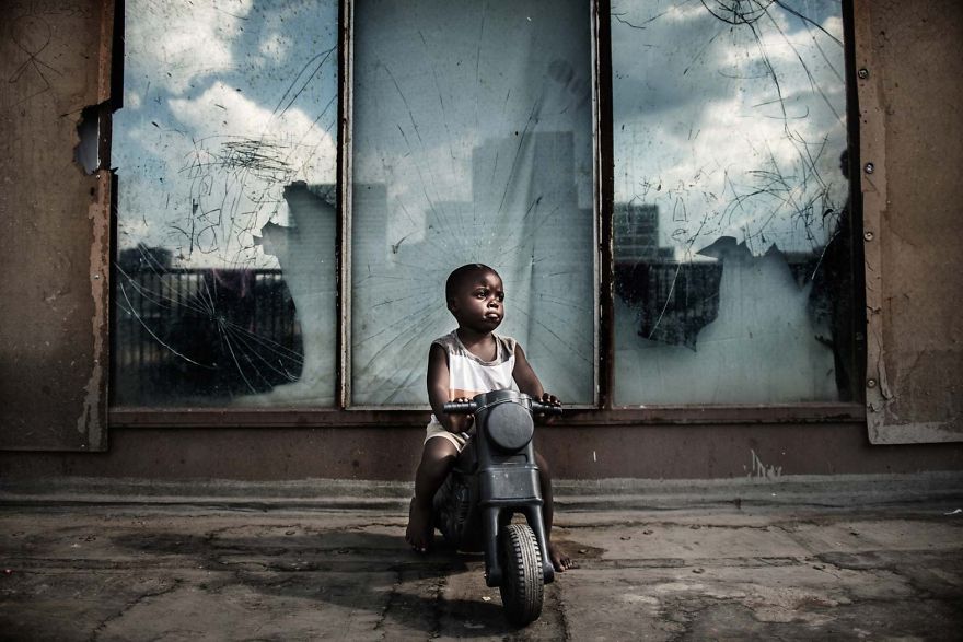 Over 400 People Live In This "Moth" Building After A Shopping Mall Replaced Their Homes Over 400 People Live In This "Moth" Building After A Shopping Mall Replaced Their Homes