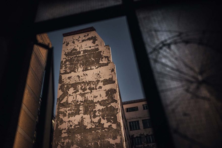 Over 400 People Live In This "Moth" Building After A Shopping Mall Replaced Their Homes