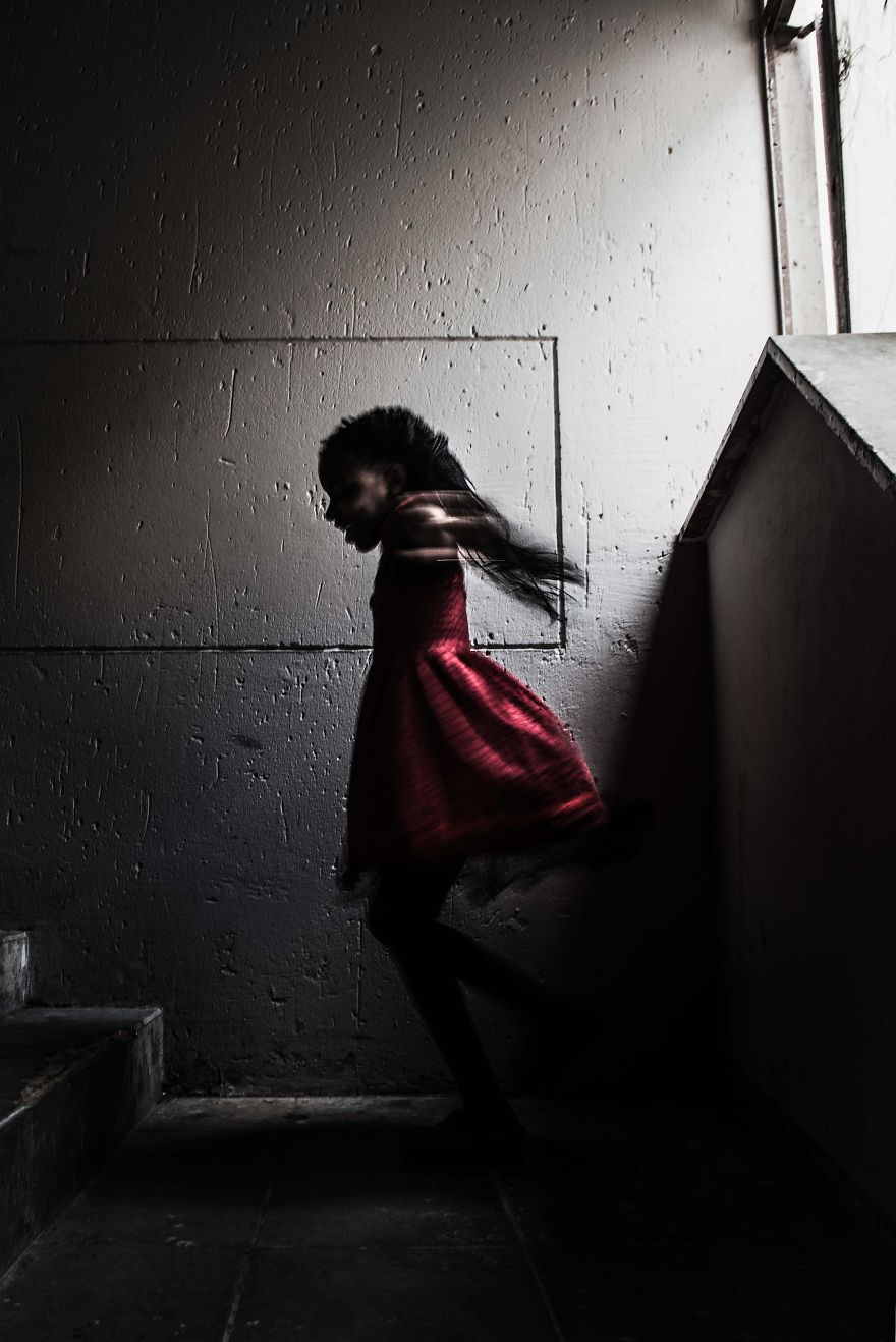 Over 400 People Live In This "Moth" Building After A Shopping Mall Replaced Their Homes