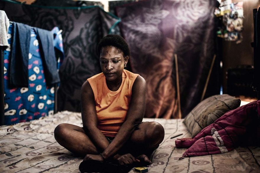 Over 400 People Live In This "Moth" Building After A Shopping Mall Replaced Their Homes