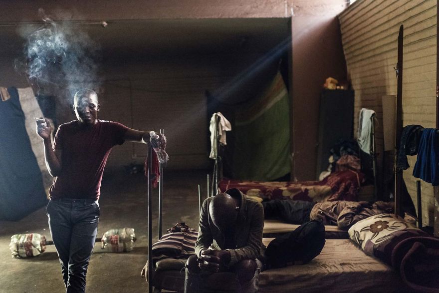 Over 400 People Live In This "Moth" Building After A Shopping Mall Replaced Their Homes