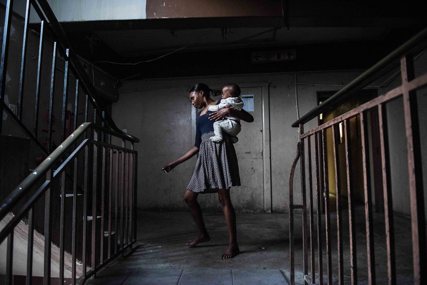 Over 400 People Live In This "Moth" Building After A Shopping Mall Replaced Their Homes