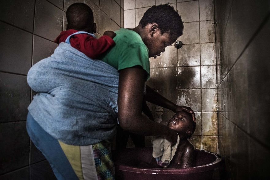 Over 400 People Live In This "Moth" Building After A Shopping Mall Replaced Their Homes