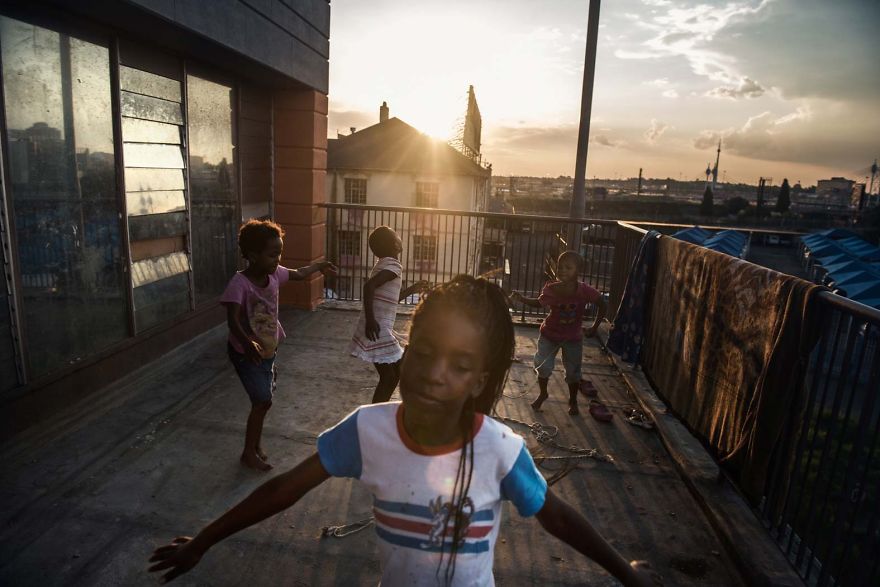 Over 400 People Live In This "Moth" Building After A Shopping Mall Replaced Their Homes