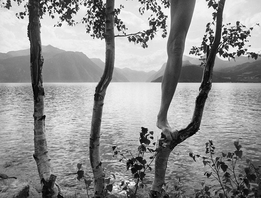 self-portrait-photography-landscape-surreal-arno-rafael-minkkinen-8 self-portrait-photography-landscape-surreal-arno-rafael-minkkinen-8