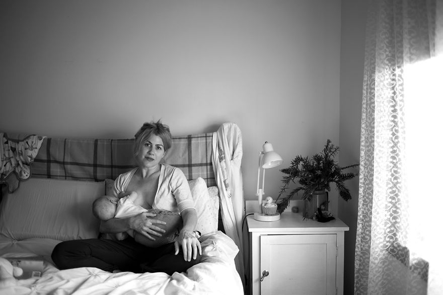 Tired Of Staged Breastfeeding Photos, I Started Shooting It In All Its Beautiful Messiness Tired Of Staged Breastfeeding Photos, I Started Shooting It In All Its Beautiful Messiness