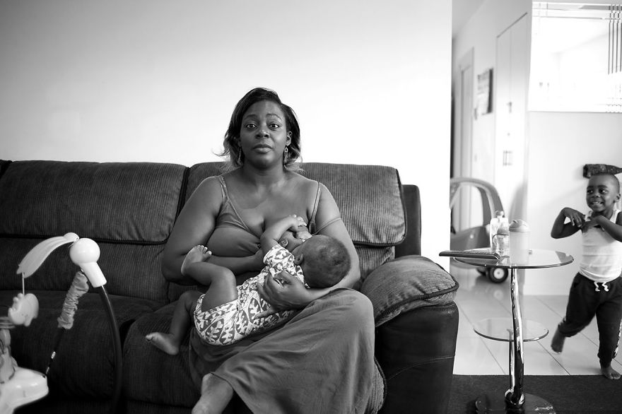 Tired Of Staged Breastfeeding Photos, I Started Shooting It In All Its Beautiful Messiness Tired Of Staged Breastfeeding Photos, I Started Shooting It In All Its Beautiful Messiness