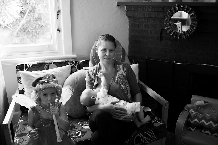 Tired Of Staged Breastfeeding Photos, I Started Shooting It In All Its Beautiful Messiness Tired Of Staged Breastfeeding Photos, I Started Shooting It In All Its Beautiful Messiness