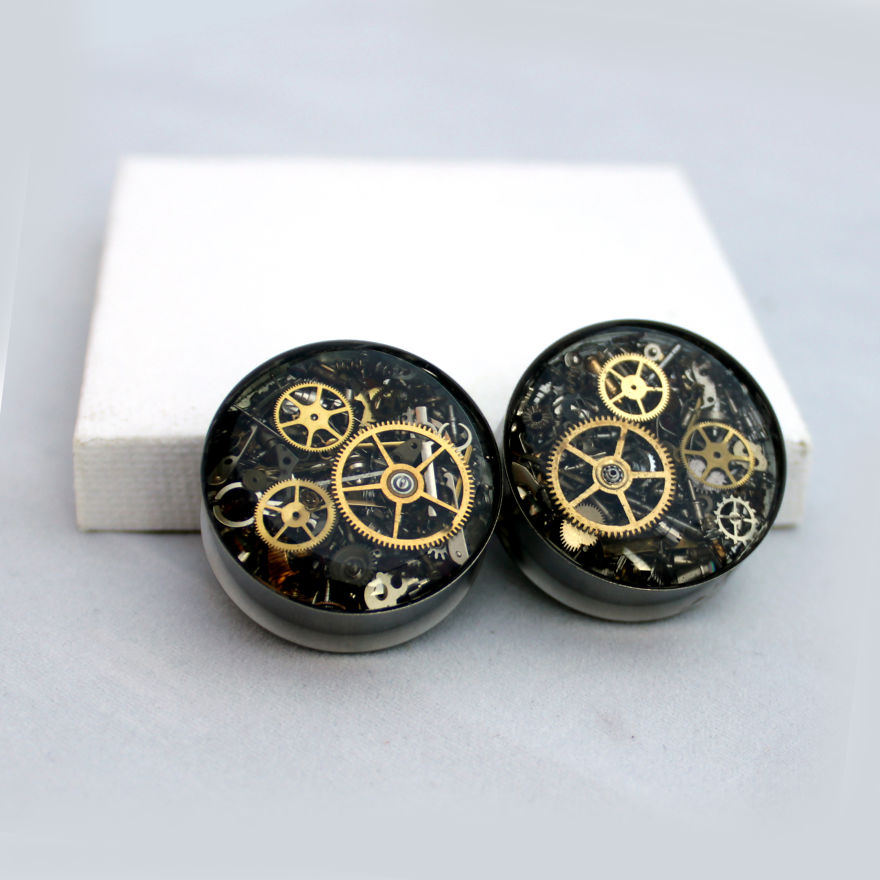 I Turn Old Watch Parts Into Steampunk Jewelry I Turn Old Watch Parts Into Steampunk Jewelry