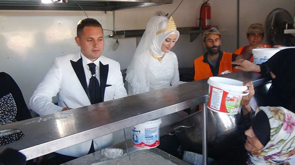 Turkish Bride & Groom Spend Their Wedding Day Feeding 4,000 Refugees