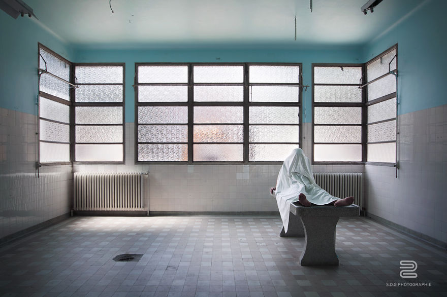 Dark And Decay: I Portray Humanity Facing A World War