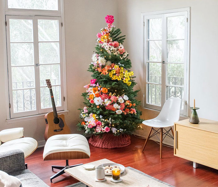 People Are Decorating Their Christmas Trees With Flowers And The Results Are Beautiful