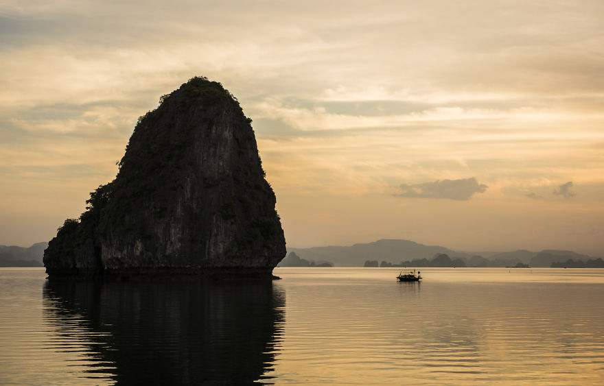 I Capture Spectacular Scenery Contrasts In Halong Bay I Capture Spectacular Scenery Contrasts In Halong Bay