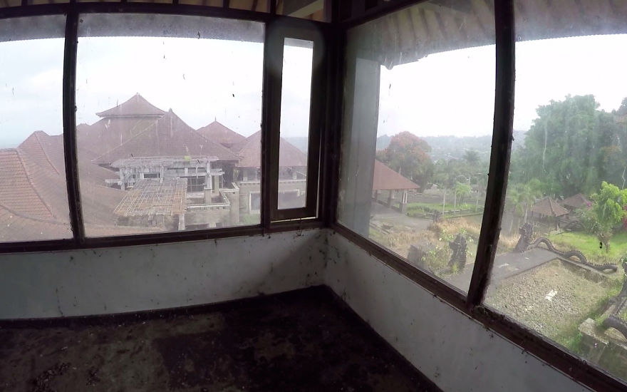 I Discovered A Massive Abandoned Hotel In Bali And Spent Hours Exploring It