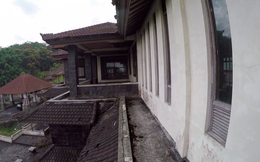 I Discovered A Massive Abandoned Hotel In Bali And Spent Hours Exploring It I Discovered A Massive Abandoned Hotel In Bali And Spent Hours Exploring It
