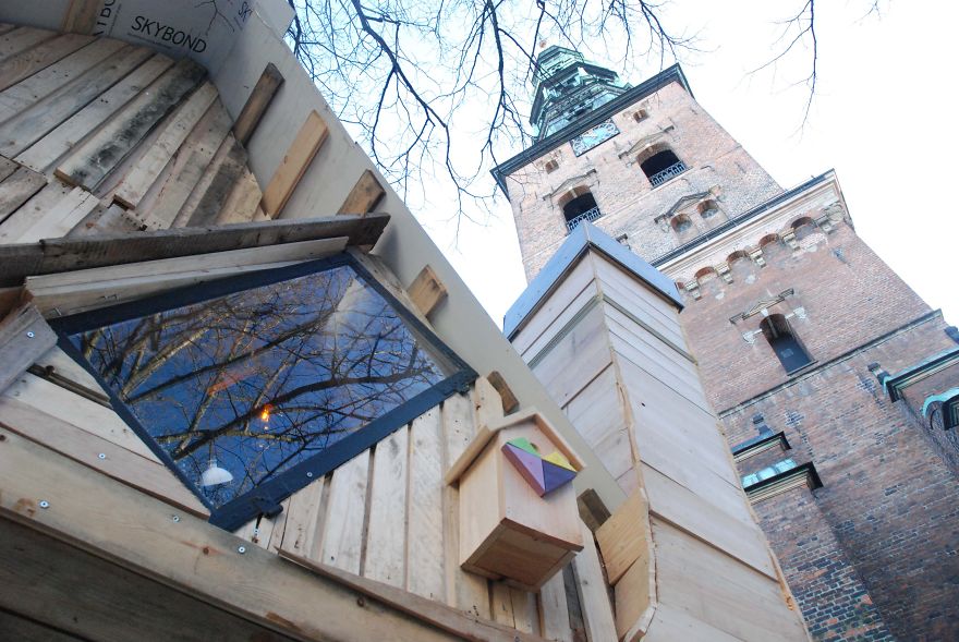 I Made A Recycled Workshop House, Where People Make Their Own Christmas Gifts, And It's Free!