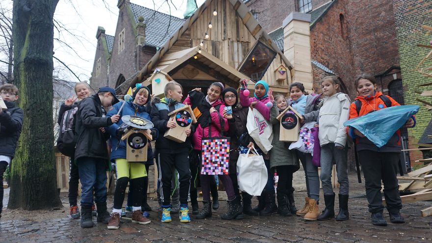 I Made A Recycled Workshop House, Where People Make Their Own Christmas Gifts, And It's Free! I Made A Recycled Workshop House, Where People Make Their Own Christmas Gifts, And It's Free!