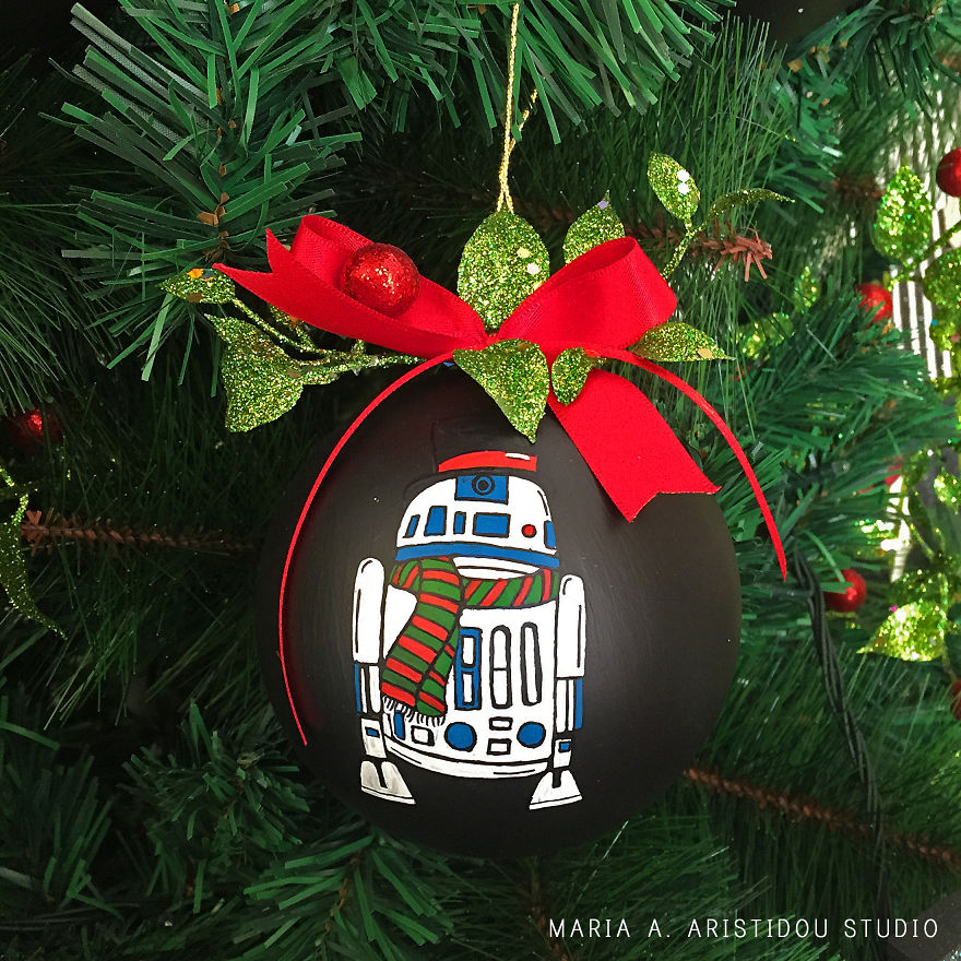 My Mom Let Me Decorate The Christmas Tree This Year, So I Made It Star Wars Style!