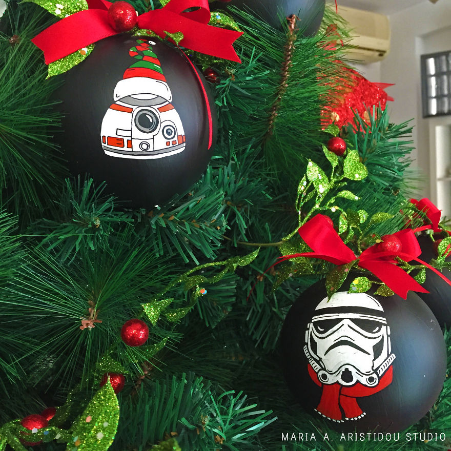 My Mom Let Me Decorate The Christmas Tree This Year, So I Made It Star Wars Style!