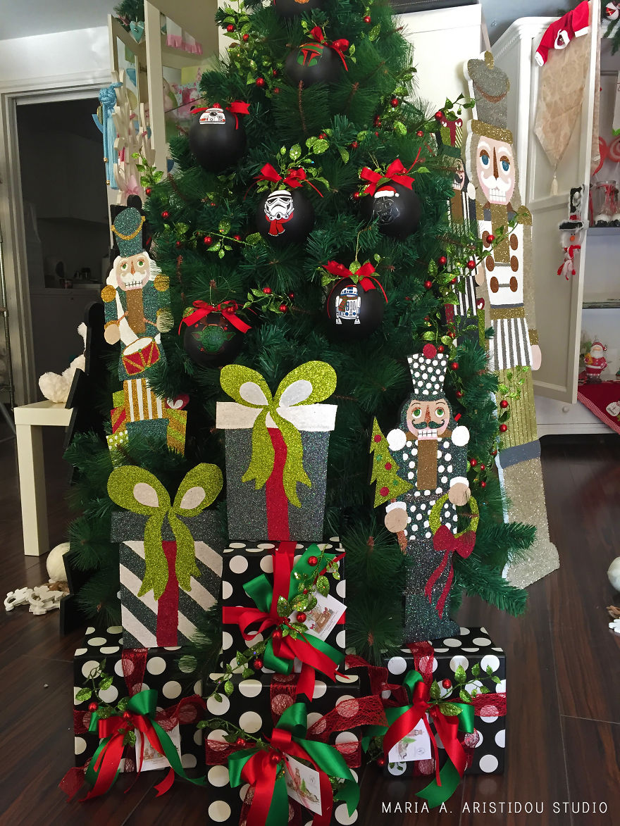 My Mom Let Me Decorate The Christmas Tree This Year, So I Made It Star Wars Style!