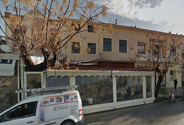 stray-dogs-sleep-cafe-hot-spot-lesbos-greece-2 stray-dogs-sleep-cafe-hot-spot-lesbos-greece-2