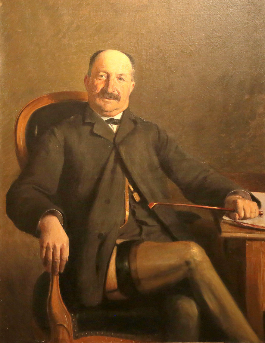 French Artist Restores Flea Market Paintings And Adds His Own Stories To Them French Artist Restores Flea Market Paintings And Adds His Own Stories To Them