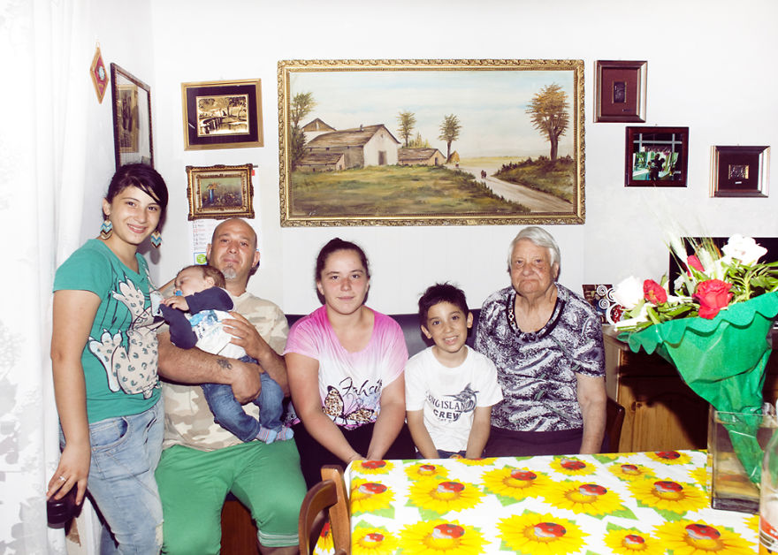 I Photograph Families Around The World To Show How Diverse And Similar We Are