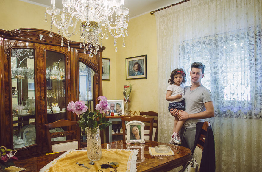 I Photograph Families Around The World To Show How Diverse And Similar We Are