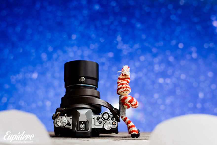 You Can Use A TV Screen As The Backdrop For Your Photo Shoots