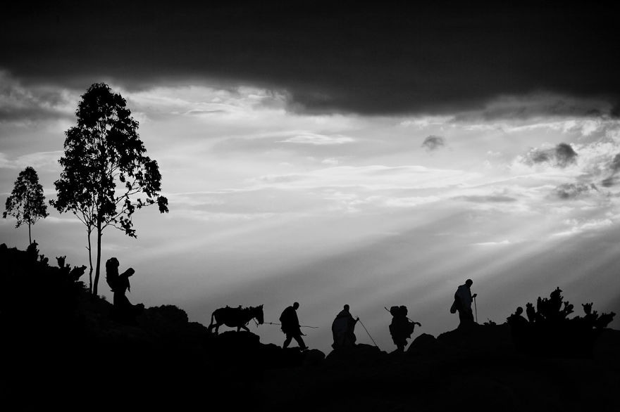 German Photographer Documented His 350 Miles Trek On Three Donkeys Around The Most Remote Places In Africa
