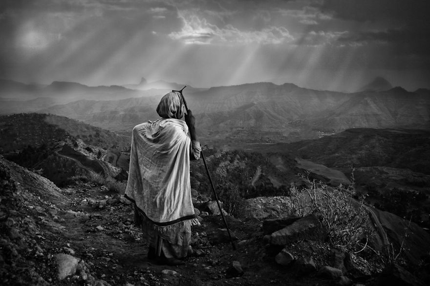 German Photographer Documented His 350 Miles Trek On Three Donkeys Around The Most Remote Places In Africa