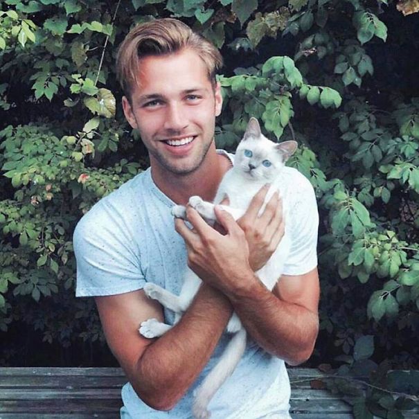Hot Dudes With Kittens