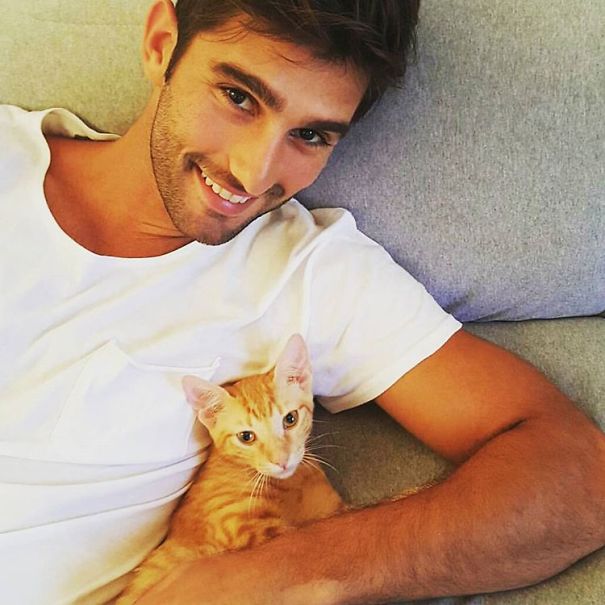 Hot Dudes With Kittens