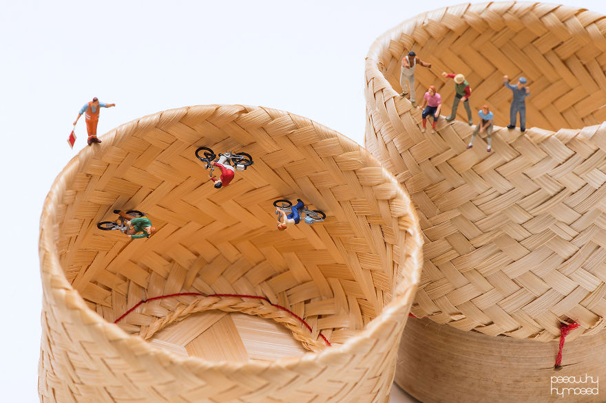 I Capture Miniature People Dealing With Everyday Life Objects (Part 2) I Capture Miniature People Dealing With Everyday Life Objects (Part 2)