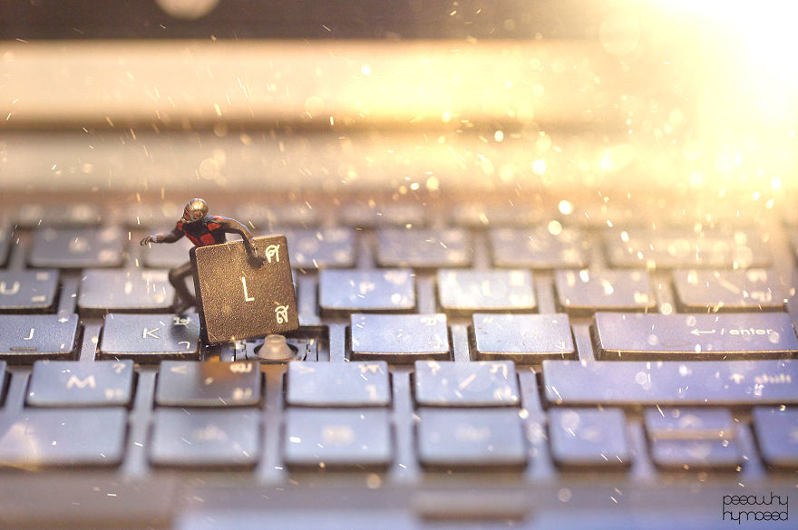 I Capture Miniature People Dealing With Everyday Life Objects (Part 2) I Capture Miniature People Dealing With Everyday Life Objects (Part 2)