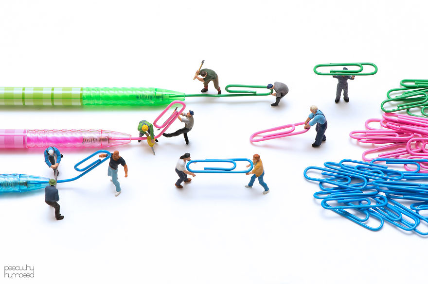 I Capture Miniature People Dealing With Everyday Life Objects (Part 2) I Capture Miniature People Dealing With Everyday Life Objects (Part 2)