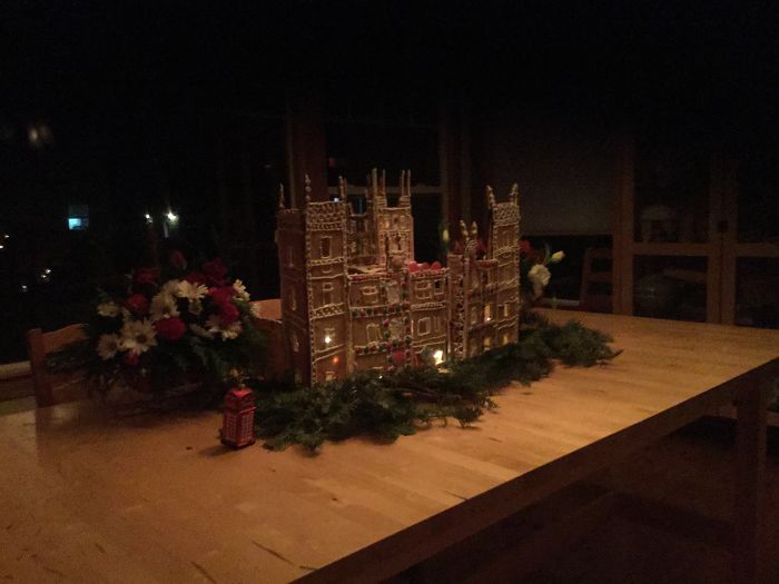 I Constructed Downton Abbey Out Of Gingerbread And Candy. It’s All Edible.